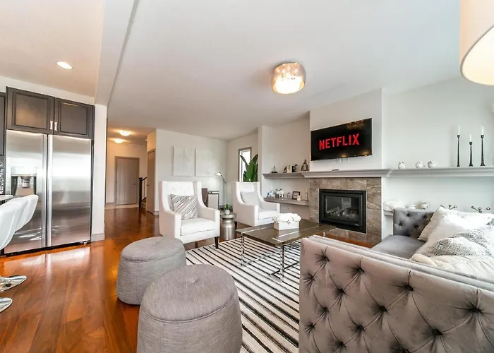 Lakeview Luxury Home - Double Garage Parking - Foosball Table - King Beds - Fast Wi-Fi -Free Netflix