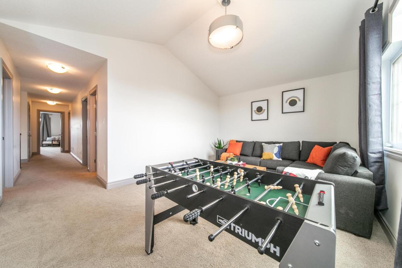 Lakeview Luxury: Lakeside Retreat With King Beds & Entertainment Holiday home