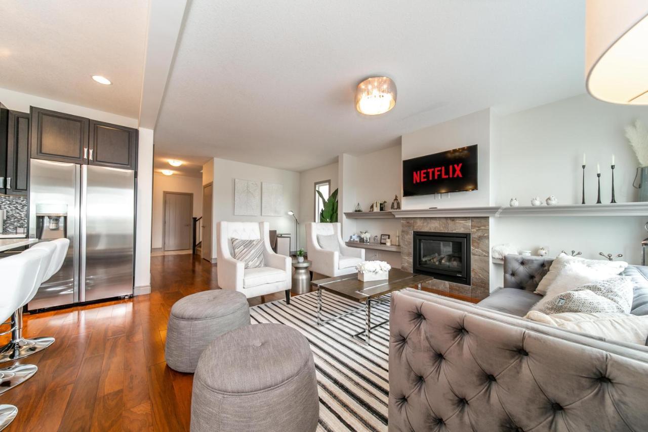 Lakeview Luxury: Lakeside Retreat With King Beds & Entertainment Holiday home Edmonton