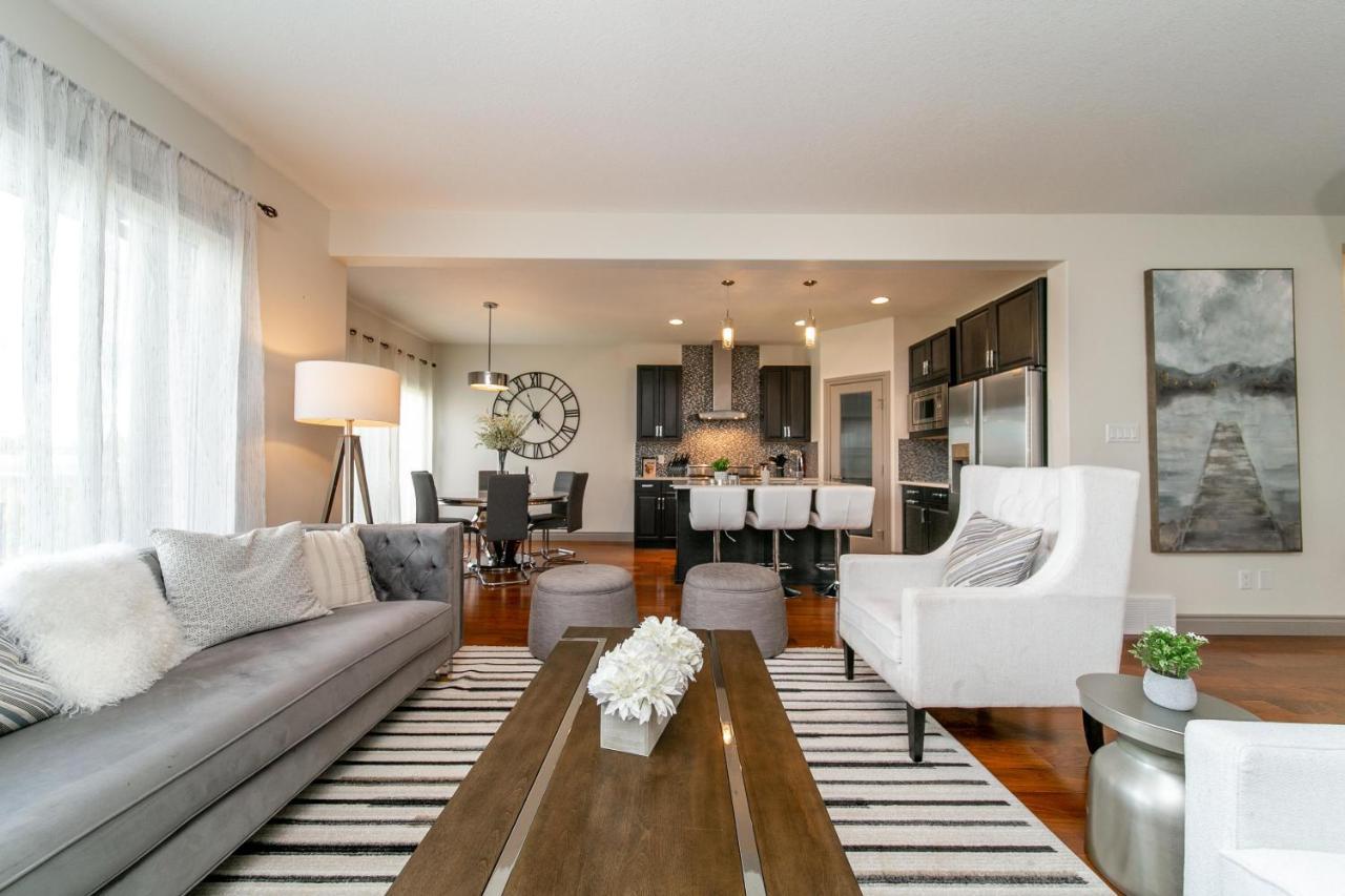 Lakeview Luxury: Lakeside Retreat With King Beds & Entertainment