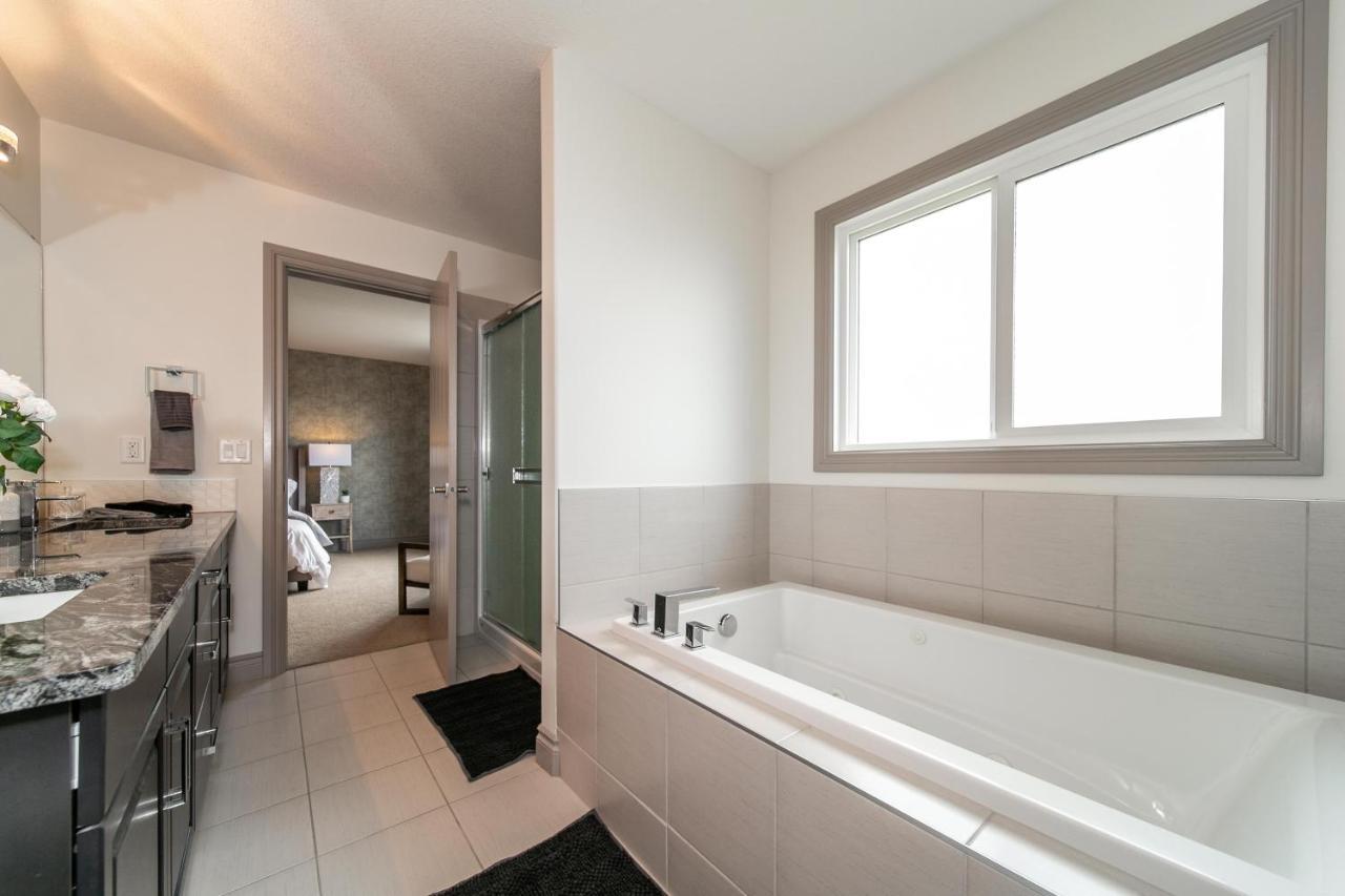 Lakeview Luxury: Lakeside Retreat With King Beds & Entertainment Holiday home