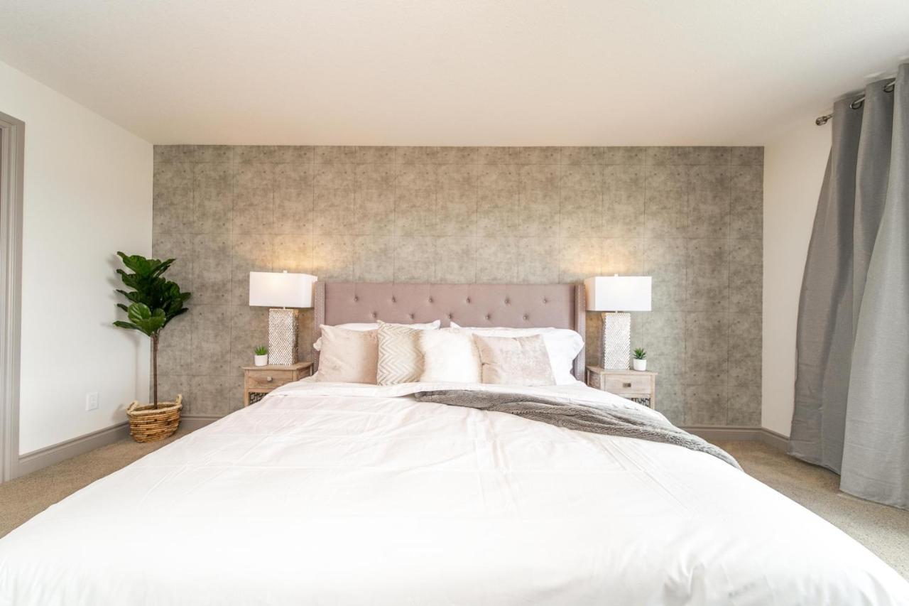 Lakeview Luxury: Lakeside Retreat With King Beds & Entertainment Edmonton