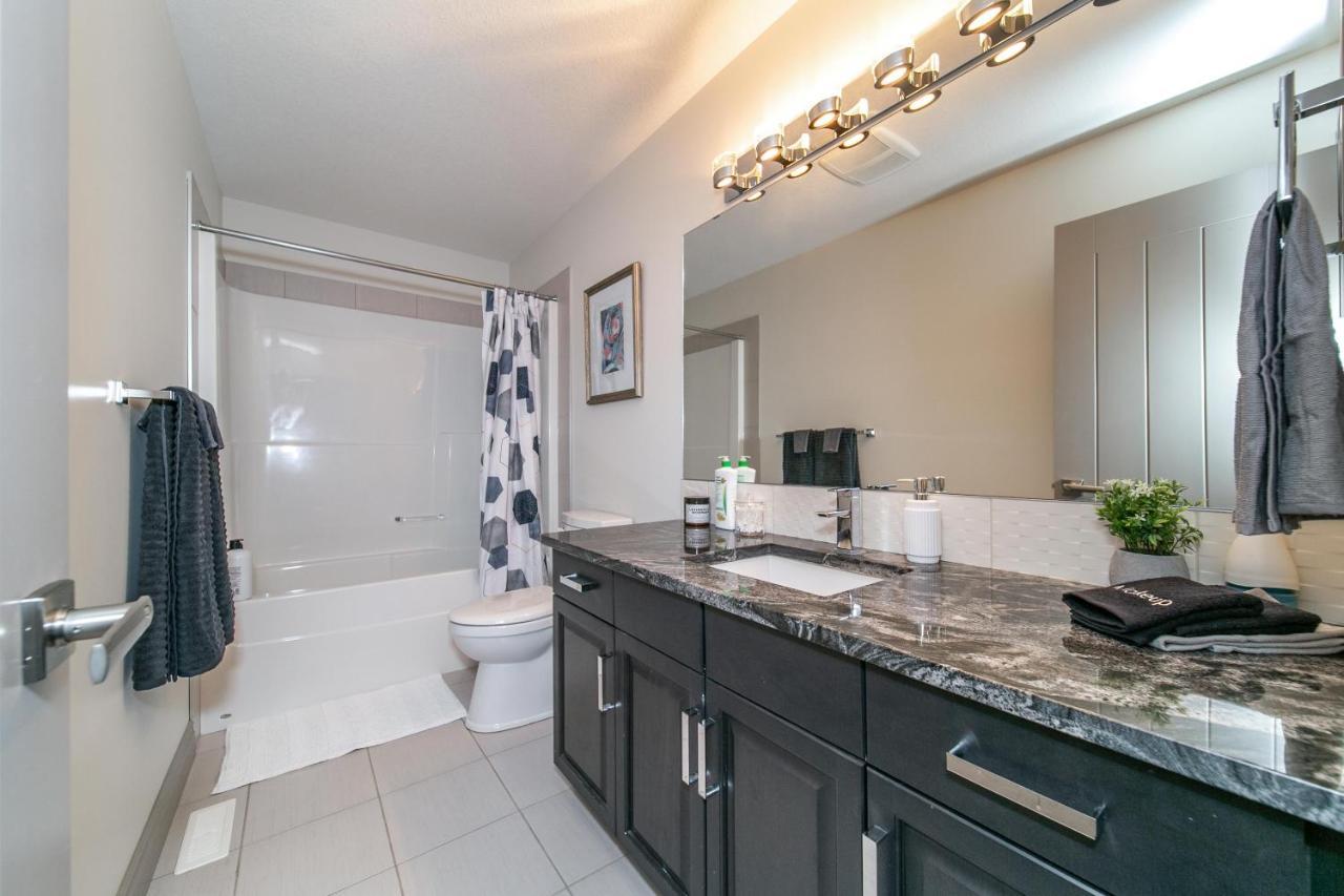 Lakeview Luxury: Lakeside Retreat With King Beds & Entertainment