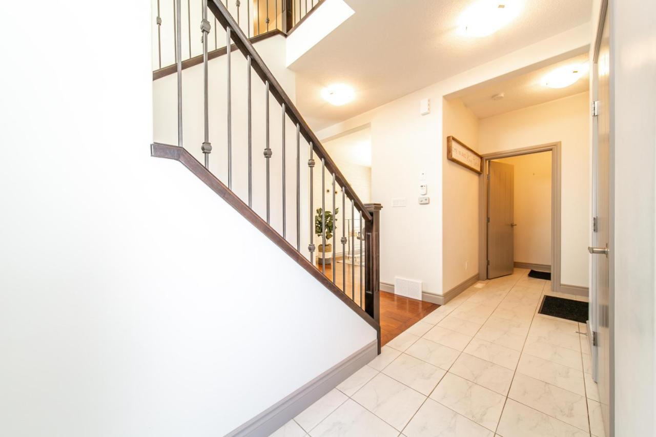 Lakeview Luxury: Lakeside Retreat With King Beds & Entertainment *