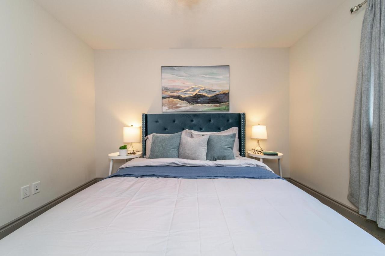 Lakeview Luxury: Lakeside Retreat With King Beds & Entertainment *