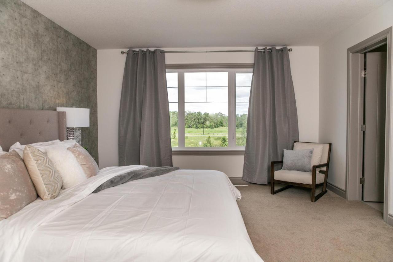 Lakeview Luxury: Lakeside Retreat With King Beds & Entertainment Holiday home Edmonton