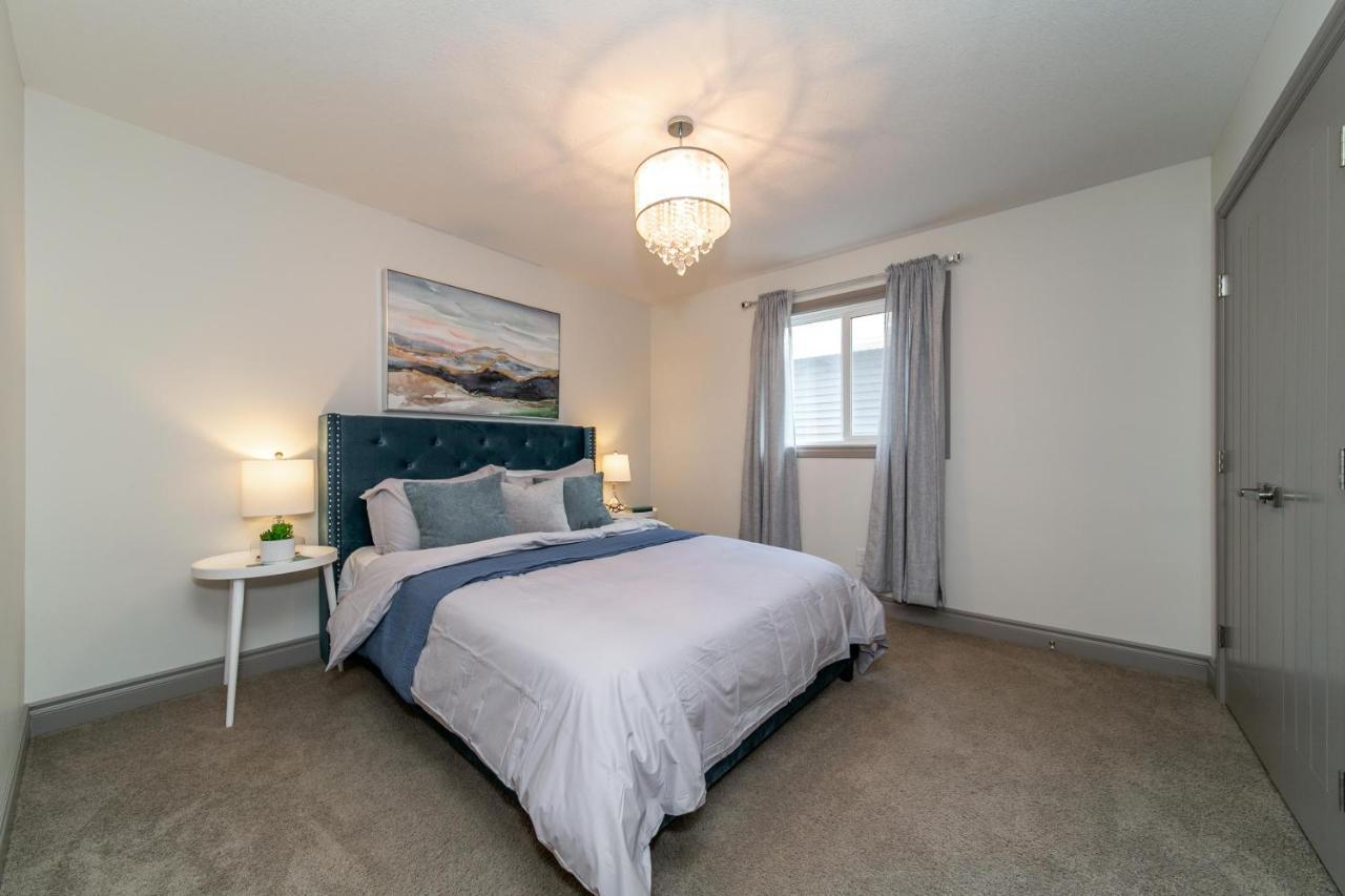 Lakeview Luxury: Lakeside Retreat With King Beds & Entertainment Holiday home Edmonton