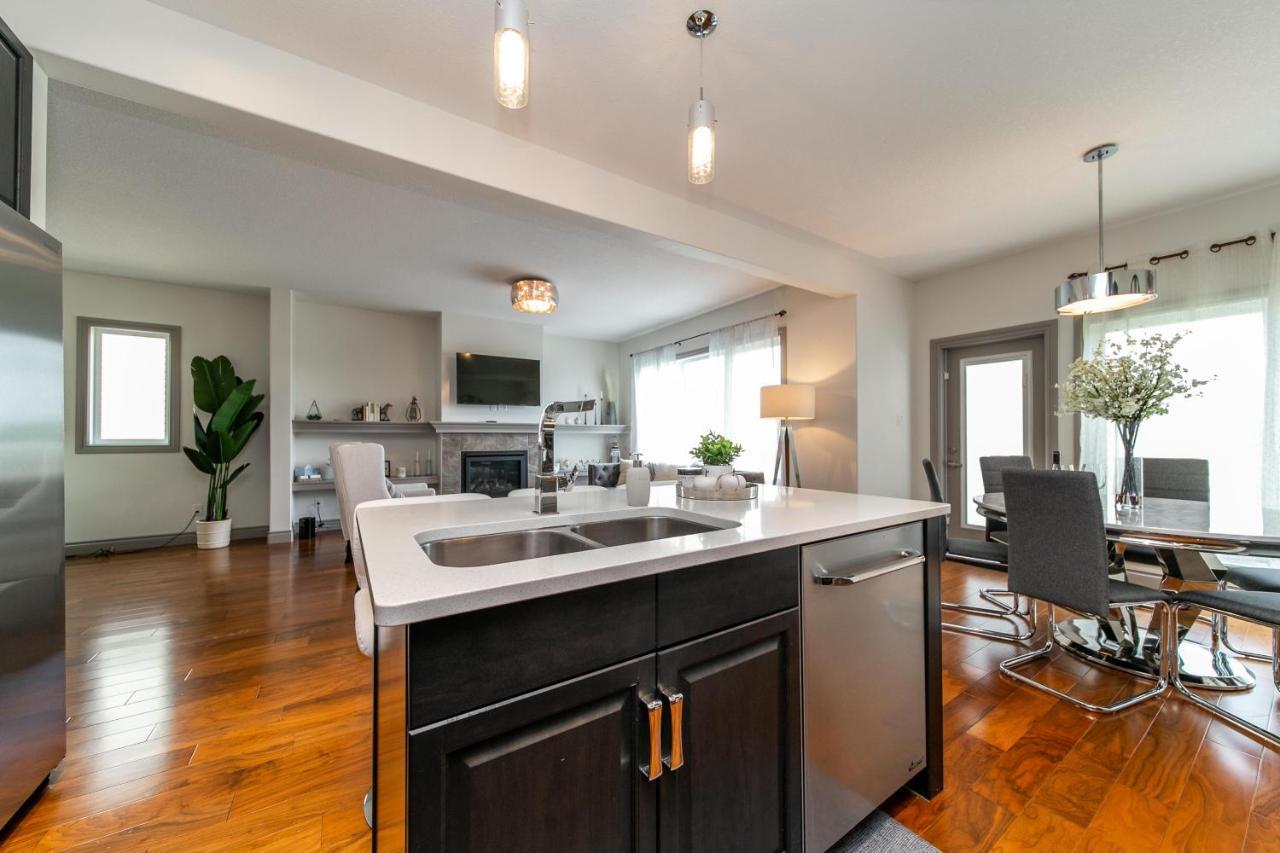 Lakeview Luxury: Lakeside Retreat With King Beds & Entertainment Edmonton