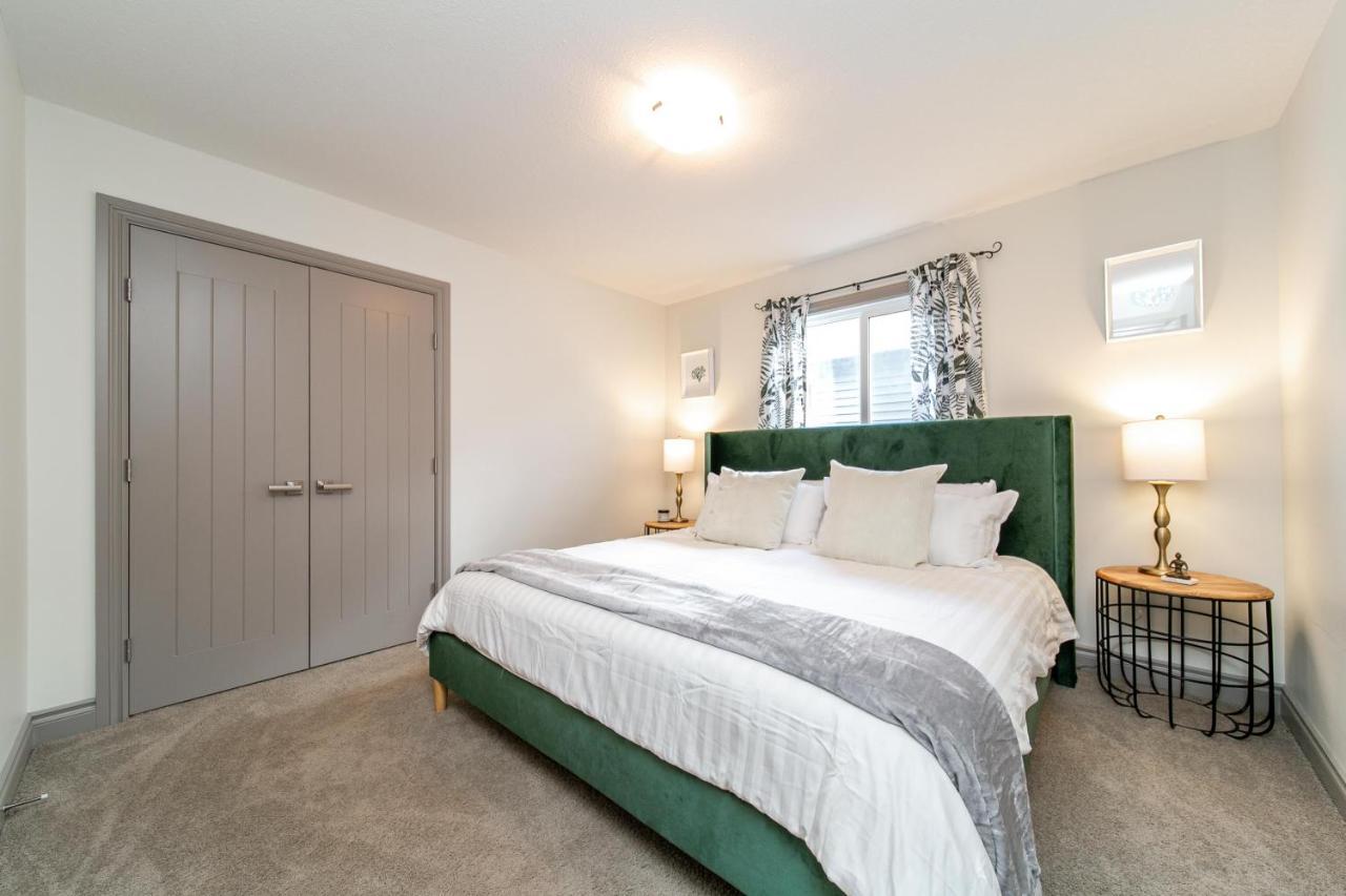 Lakeview Luxury: Lakeside Retreat With King Beds & Entertainment *