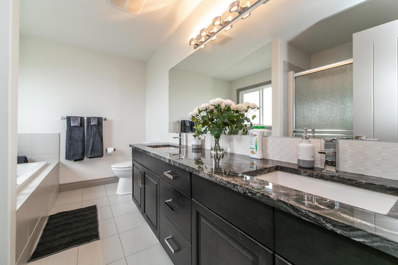 Lakeview Luxury: Lakeside Retreat With King Beds & Entertainment
