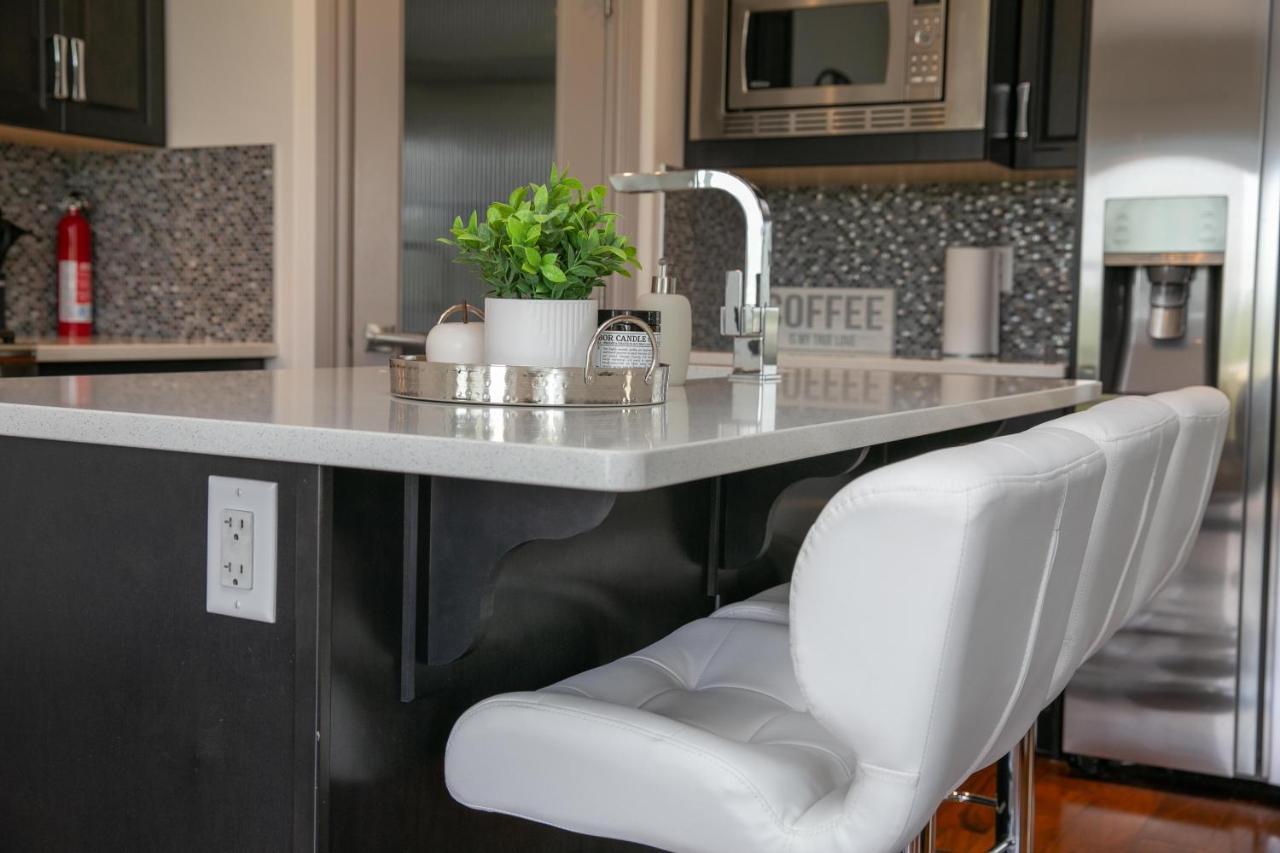 Lakeview Luxury: Lakeside Retreat With King Beds & Entertainment * Edmonton