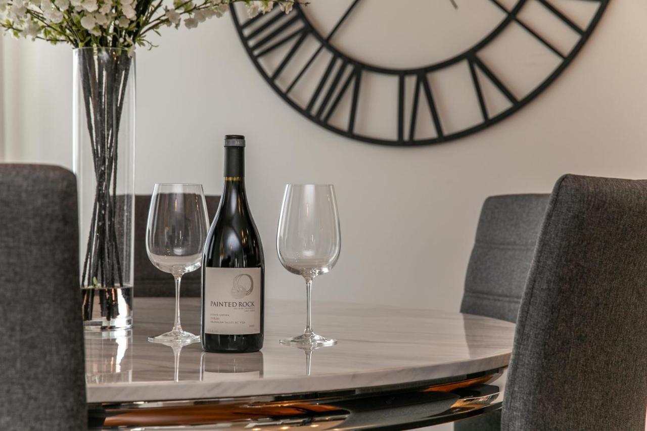 Holiday home Lakeview Luxury: Lakeside Retreat With King Beds & Entertainment Edmonton